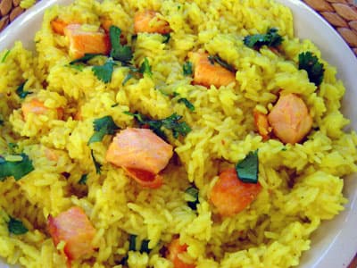 Arroz com salmão e especiarias