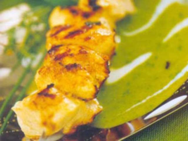 Espetinho saboroso de frango