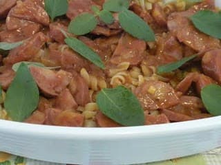 Fusilli ao Molho de Linguiça e Manjericão