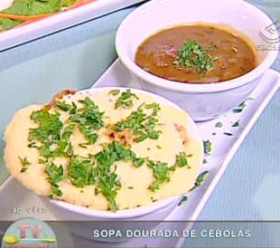 Sopa dourada de cebolas