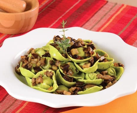 Capelete de queijo com berinjela assada