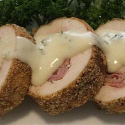 Frango à cordon bleu com molho cremoso