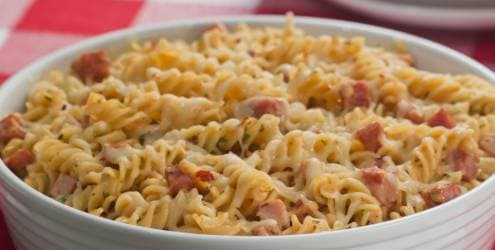 Macarrão parafuso com molho de linguiça