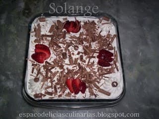 Pavê floresta negra com morangos