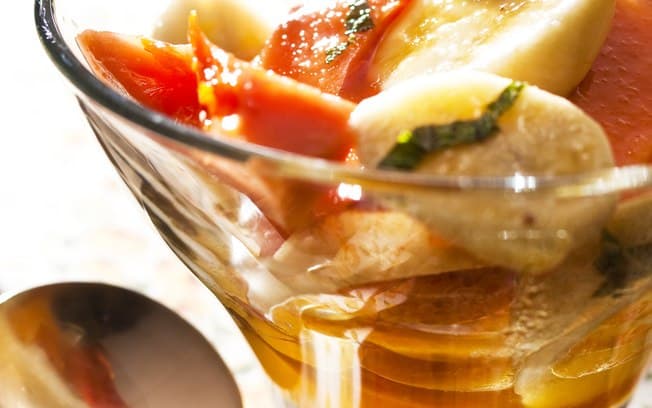 Salada de frutas com calda de laranja