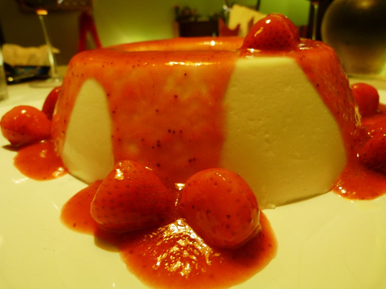 Pudim de Iogurte com Calda de Morangos