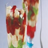 Gelatina colorida com geléia de morango