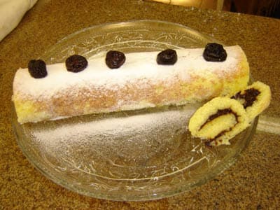 Rocambole de Queijo, Coco e Doce de Ameixa