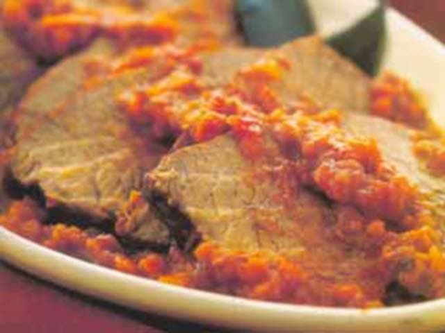 Carne assada ao molho sugo de tomate