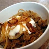Arroz com lentilha e cebola frita (Mujadarrah)
