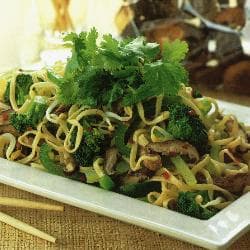 Chow mein com carne de porco e legumes