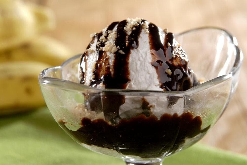 Sorvete de Banana com Calda de Chocolate