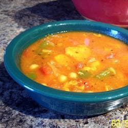 Sopa de legumes com ovo cozido