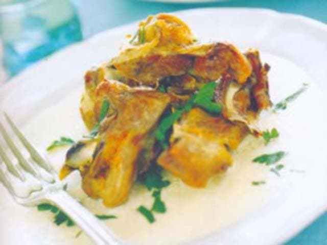 Cordeiro ao forno com molho de iogurte