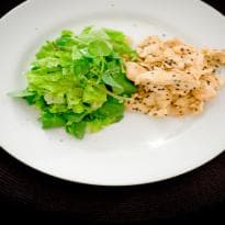 Frango ao gergelim com salada verde
