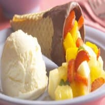 Casquinha de Sorvete com Salada de Frutas