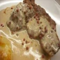 Bife com pimenta-rosa