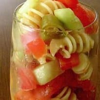 Salada de macarrão estilo gazpacho