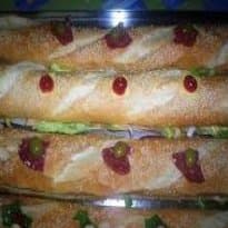 Lanche de frango e passas crocante