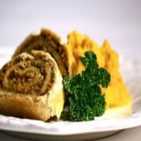 Rocambole de carne com purê de abóbora