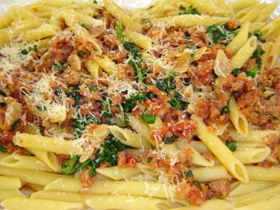 Penne com linguiças e brócolis