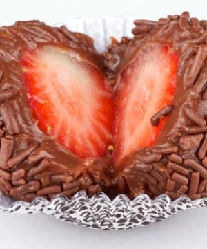 Brigadeiro Recheado com Morango
