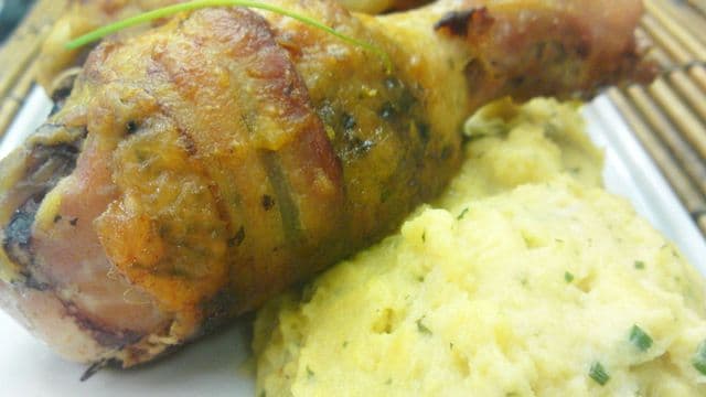 Coxa de Frango Recheada com Farofa de Pão