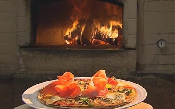 Pizza de presunto de parma com queijo brie