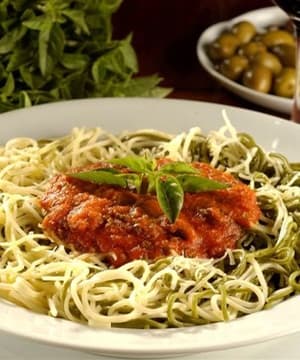 Massa verde e branca com molho de tomates