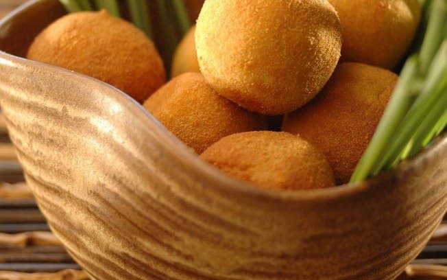 Bolinho de arroz de coco com camarão