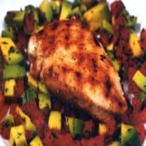 Frango grelhado com salada de abacate