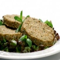 Hambúrguer assado com trigo e hortelã