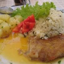 Galinha de angola ao molho de maracujá