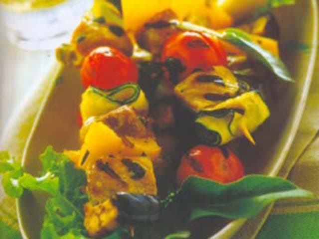 Espetinhos de porco e legumes