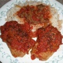 Bisteca de porco assada com linguiça