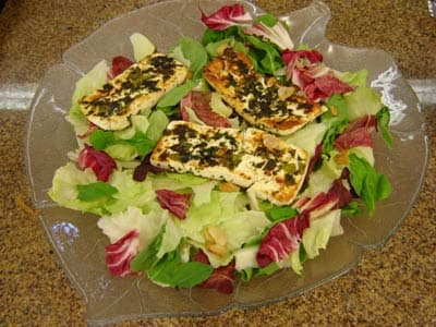Salada com queijos e ervas grelhado
