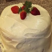 Bolo de morango recheado e incrementado