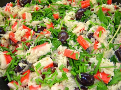 Arroz com Kani, azeitonas e rúcula