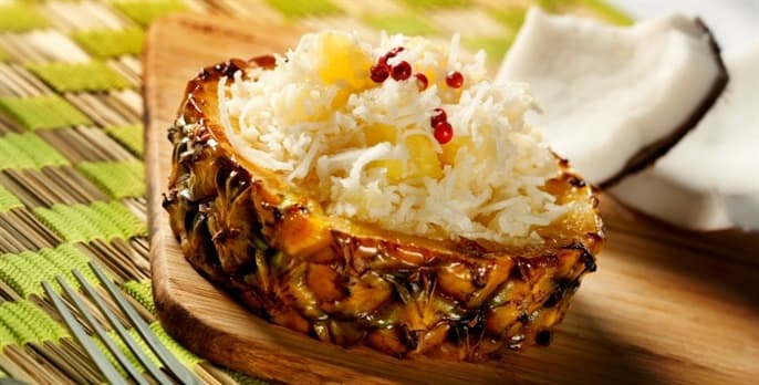 Abacaxi recheado com doce de coco