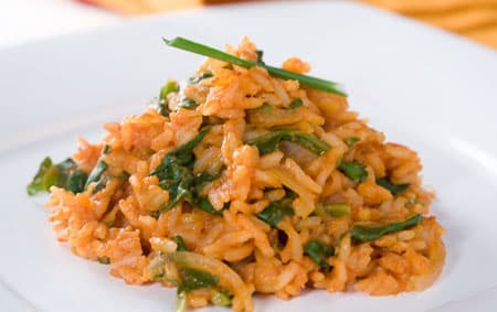 Risoto cremoso com tomate e espinafre