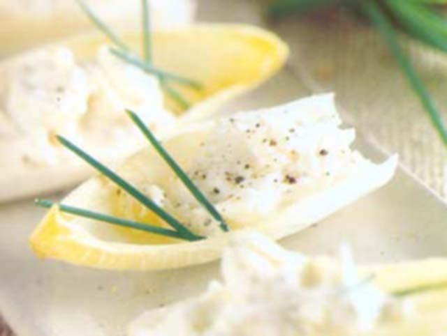 Creme de queijo em canoas de endívia