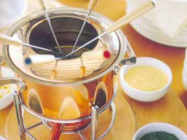 Fondue bourguignonne aos 3 molhos