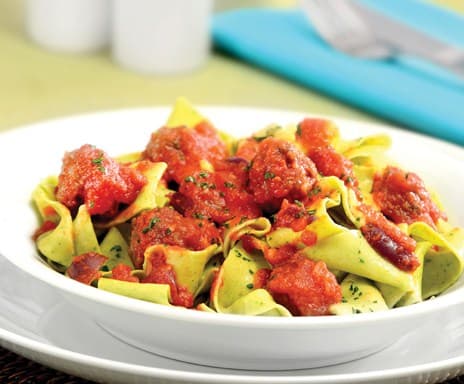 Pappardelle com minialmôndegas