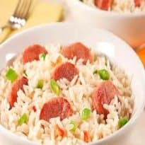Arroz com linguiça e ervilha fresca