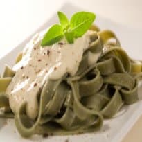 Talharim de Espinafre com Molho Alfredo