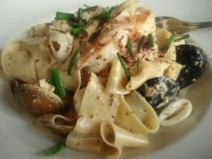 Papardelle tricolor com molho de linguiças