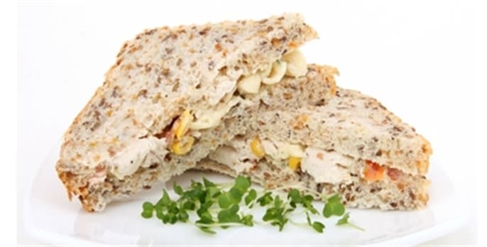 Sanduíche de Frango ao Curry no Pão Preto