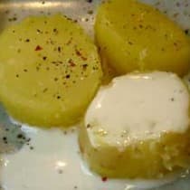 Batatas com molho de coalhada e hortelã