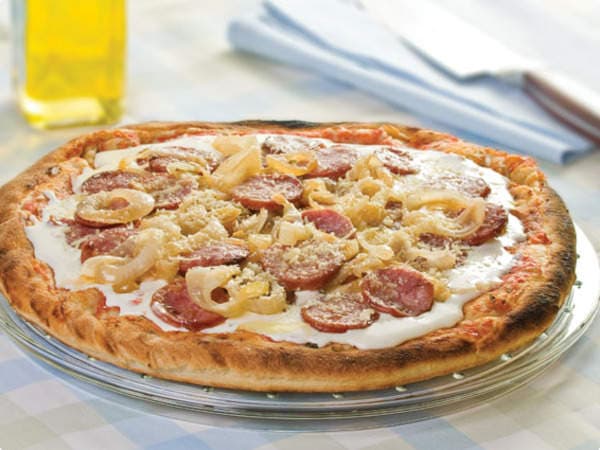 Pizza de linguiça e requeijão
