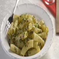 Macarrão com brócolis e requeijão